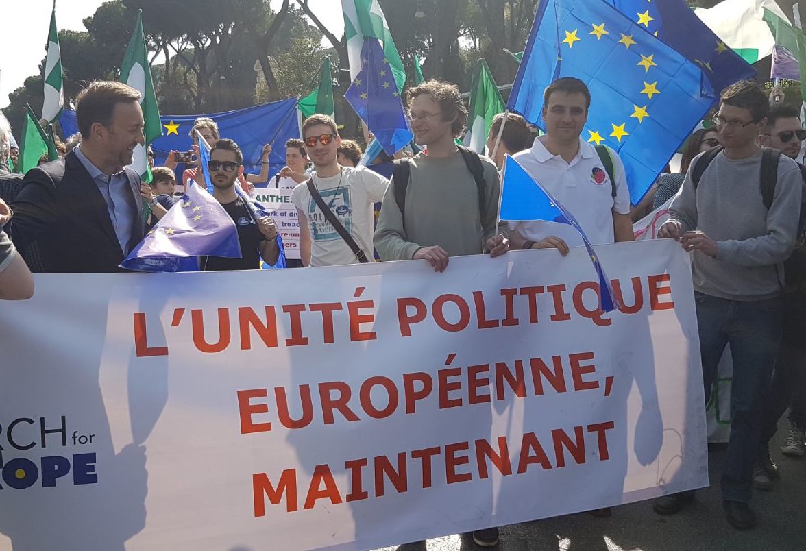 Marcha con federalistas franceses
